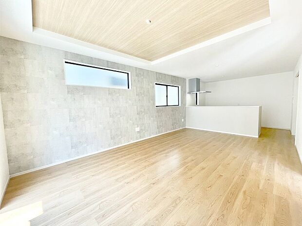 ご家族の賑やかな話し声で包まれる明るいリビング。