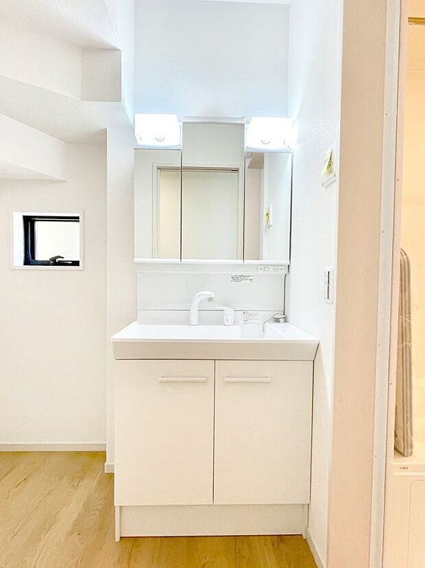 収納力と機能性に優れたお手入れラクラク洗面化粧台！  