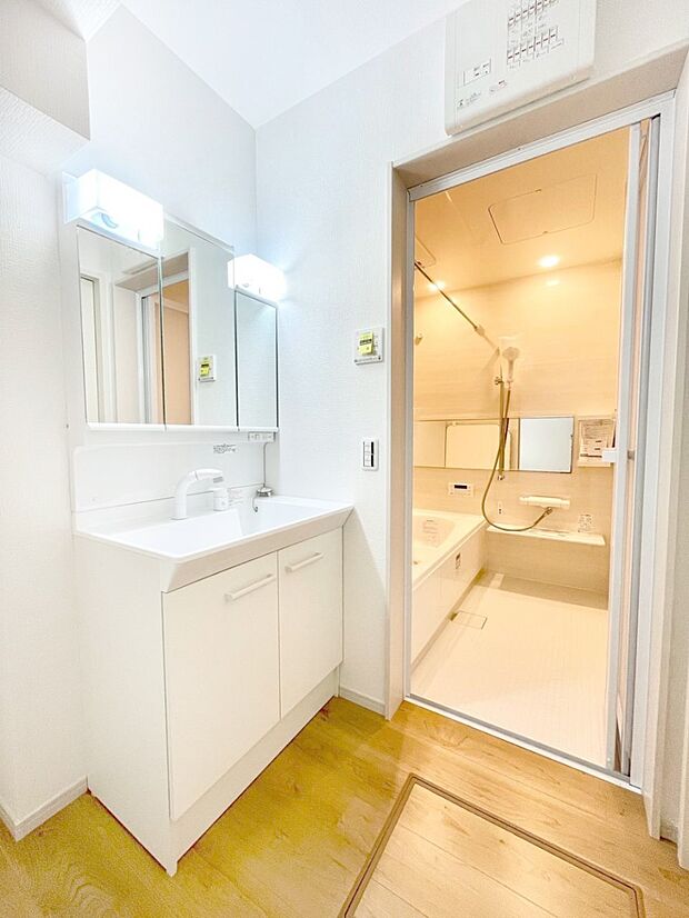 身支度もスムーズにおこなえる脱衣場。  