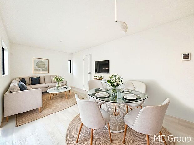 ご家族の賑やかな話し声で包まれる明るいリビング  ※家具はCGです