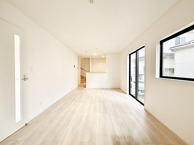 明るい陽光が注ぎ、寛ぎの雰囲気に満たされるリビング・ダイニング。 