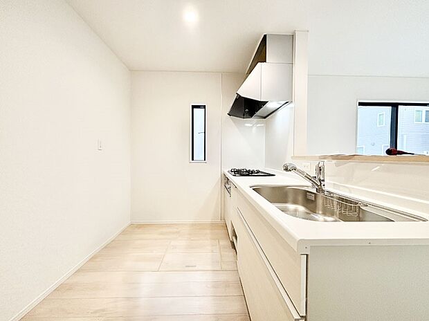 爽やかな風が通り抜けるキッチン。窓があるので明るく換気にも役立ちます。