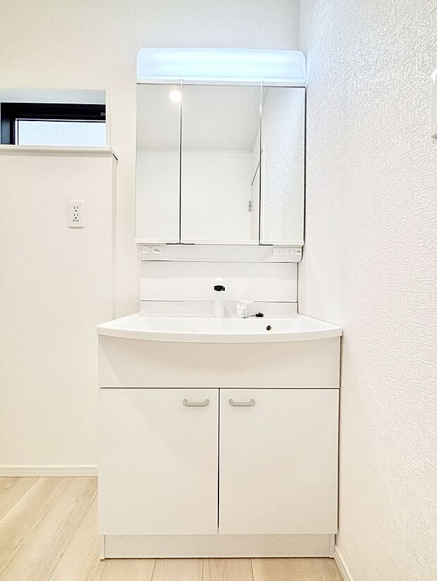 大きく見やすい三面鏡で清潔感ある洗面台は、身だしなみチェックや肌のお手入れにおすすめです。 