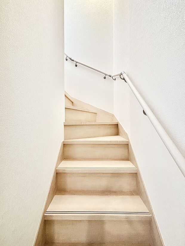 安全性を考慮し階段には手すりを設置しています