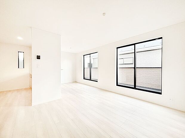 家族の笑顔が自然と生まれてくる、そんな雰囲気のダイニングに仕上がっています。