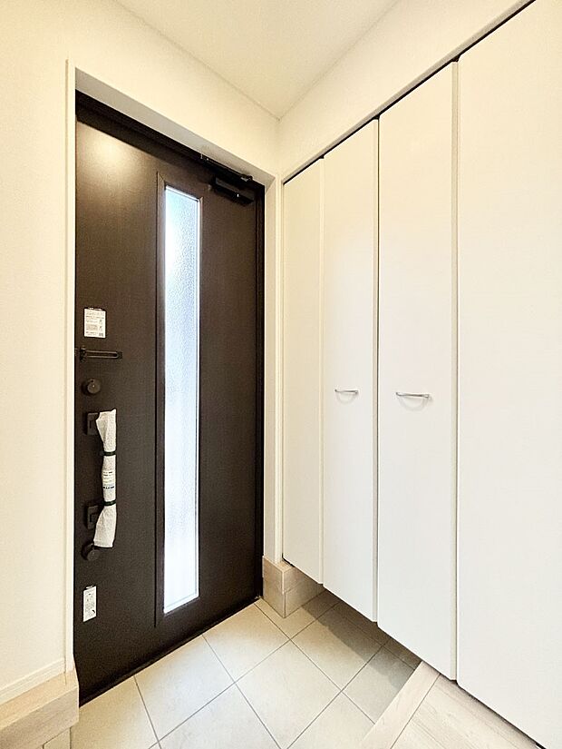 天井まである玄関収納で、家族全員の靴もすっきり収納!