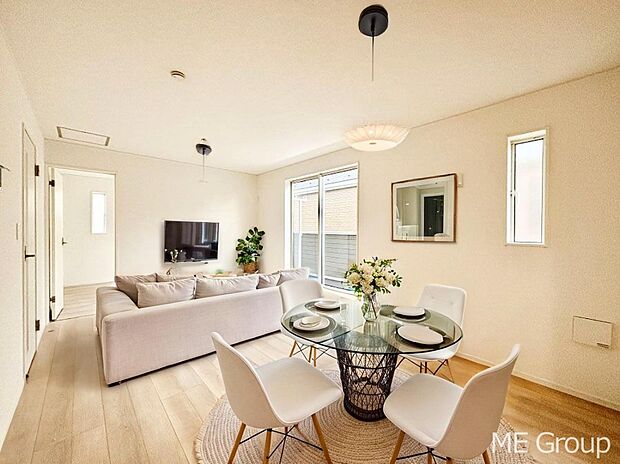 ご家族の賑やかな話し声で包まれる明るいリビング  ※家具はCGです