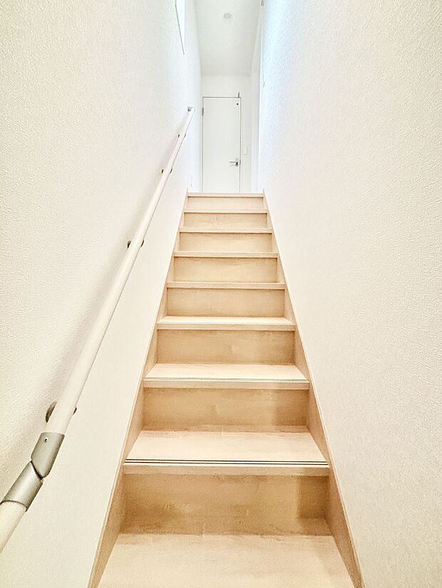 安全性を考慮し階段には手すりを設置しています