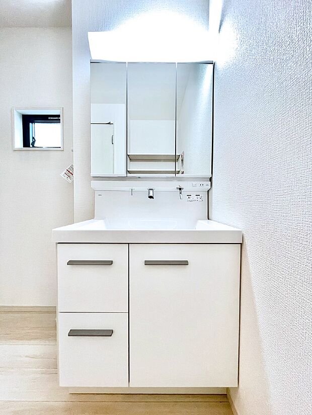 大きく見やすい三面鏡で清潔感ある洗面台は、身だしなみチェックや肌のお手入れにおすすめです。 