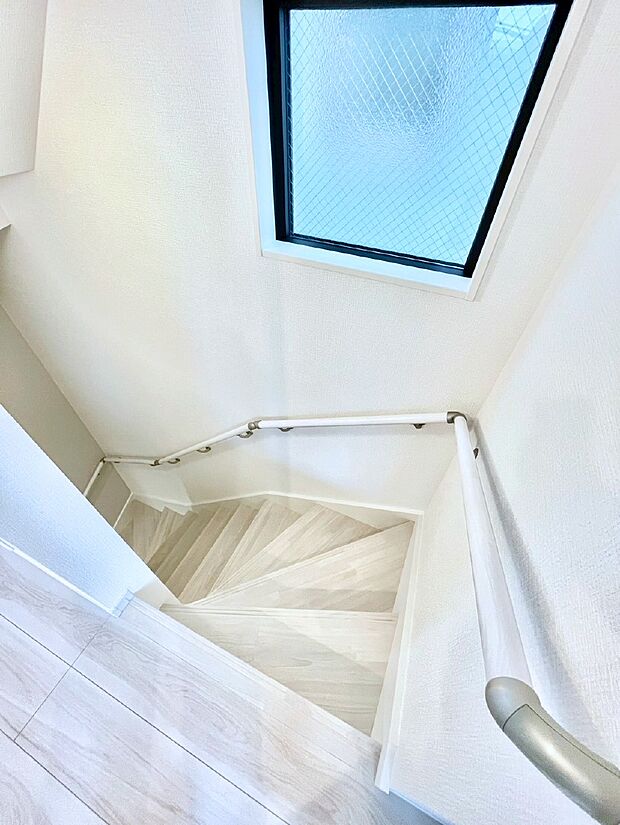 安全性を考慮し階段には手すりを設置しています