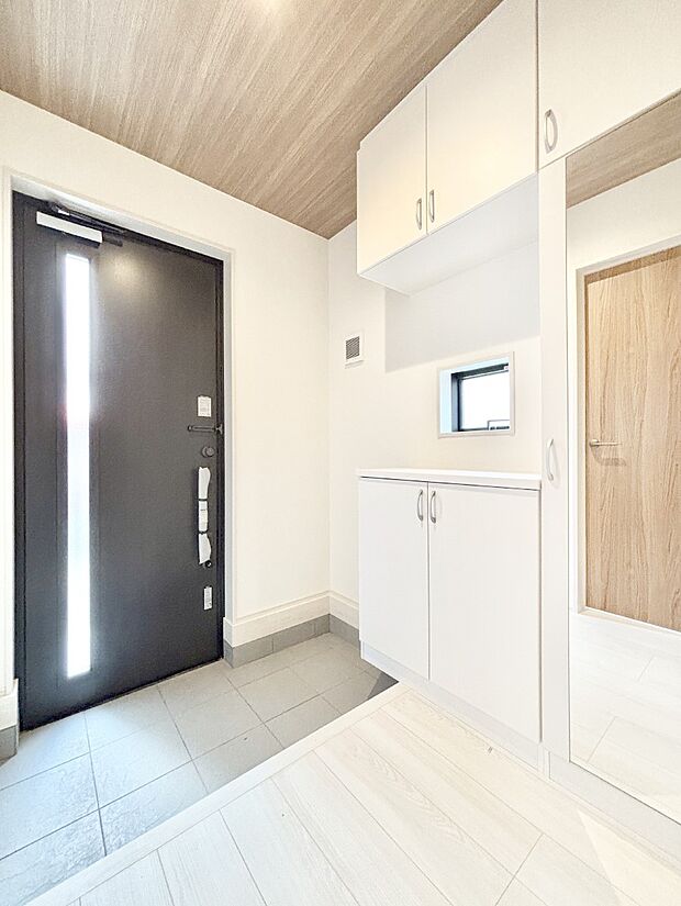 明るい玄関はお客様をお出迎えするのにぴったりです！ 