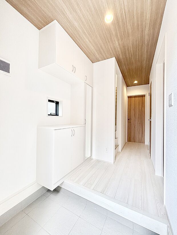 窮屈さを感じさせない広々玄関！ 