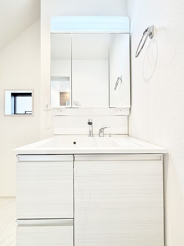 三面鏡が嬉しい洗面化粧台です。 