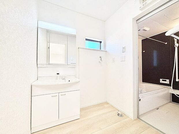 清潔感のある快適空間です。毎日の身支度も気持ち良くお使い頂けます。