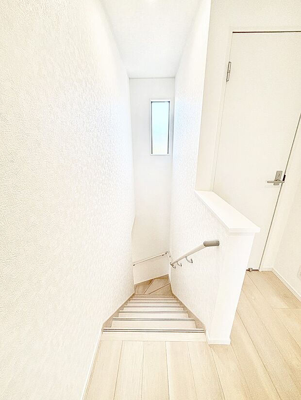 安全性を考慮し階段には手すりを設置しています