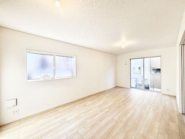 明るい陽光が注ぎ、寛ぎの雰囲気に満たされるリビング・ダイニング。