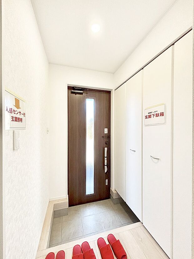 明るい陽光が入り込む玄関。ご家族の靴もスッキリ収納できる玄関収納付き！