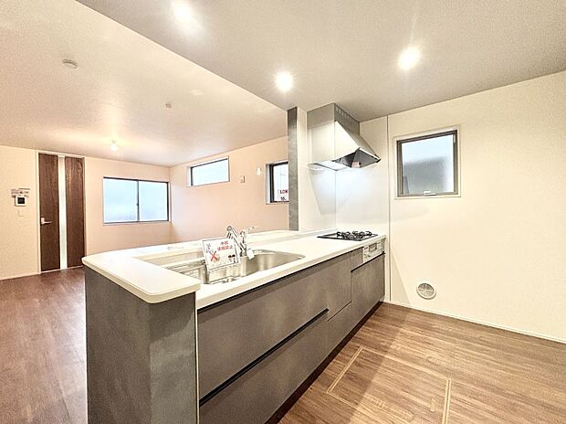 料理をしながらでもご家族との会話を楽しめる対面キッチン