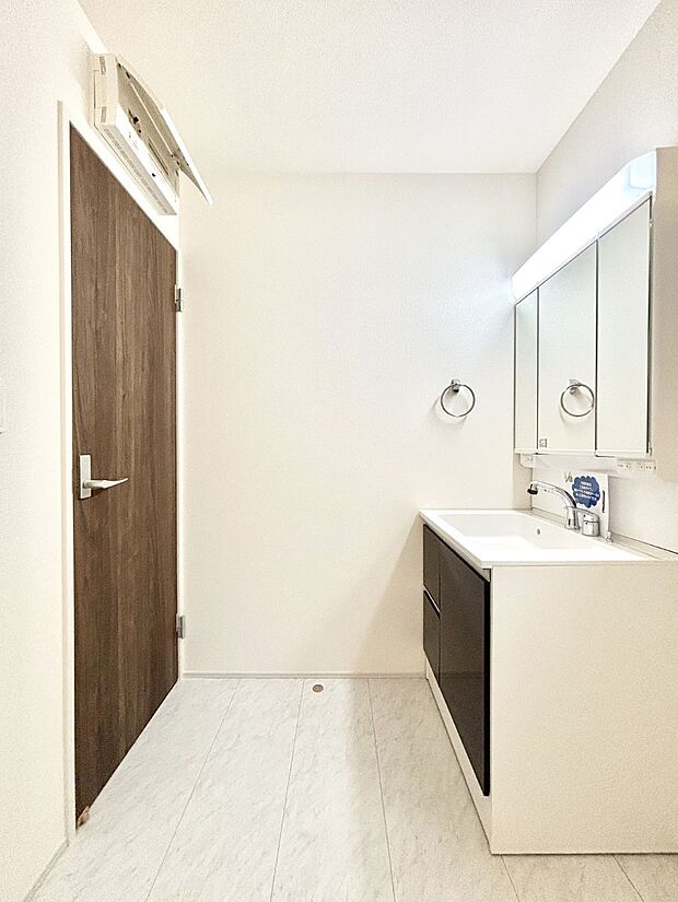 明るい洗面所は毎朝の身支度も楽しくできちゃいそうです。