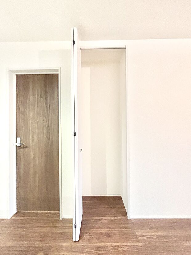 リビング収納。ここに収納があると物が集まるLDKがスッキリ片付きそうですね。  