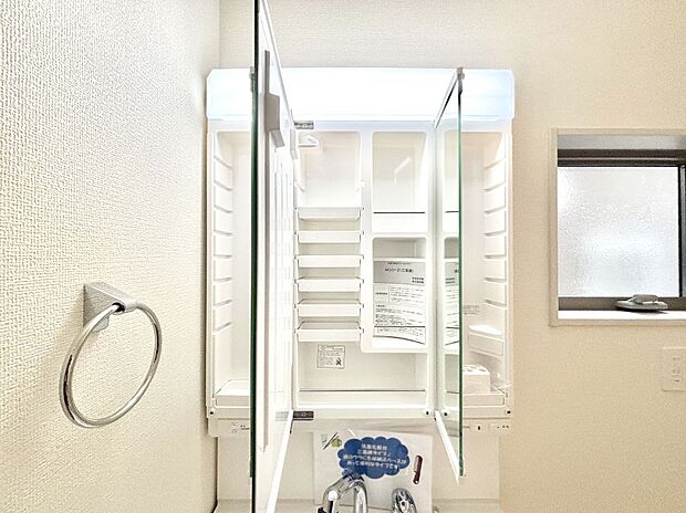 三面鏡の裏に、化粧品や衛生用品などを収納可能。洗面台をすっきりと保ちます!