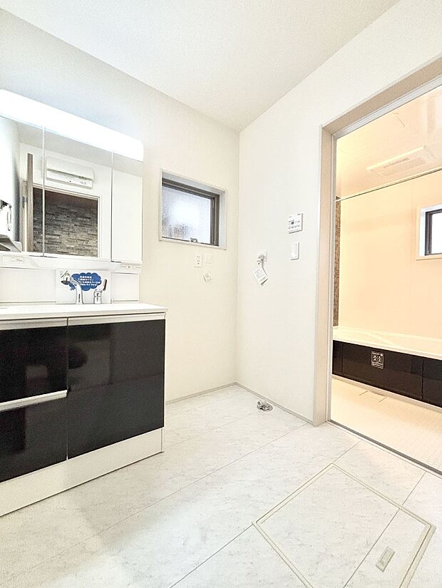 清潔感のある快適空間です。毎日の身支度も気持ち良くお使い頂けます。