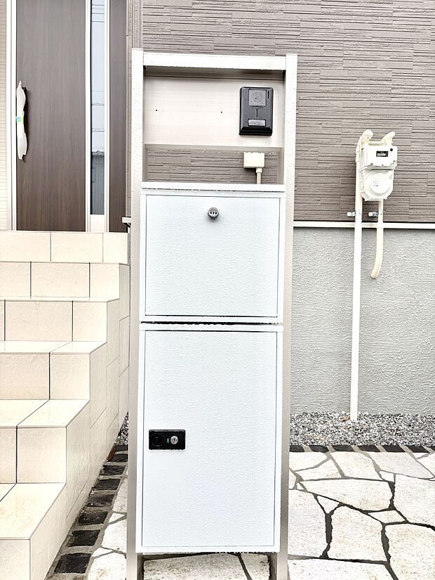 シンプルデザインのポスト。