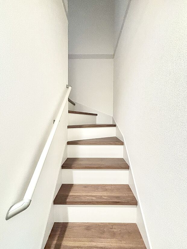 階段は手すり付きなので小さなお子さまやご高齢の方も安心です