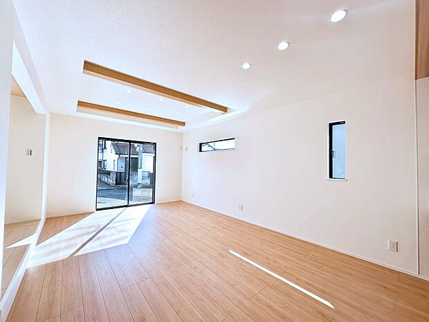 自然光が取り込まれ、家族団らんの場所を明るく演出