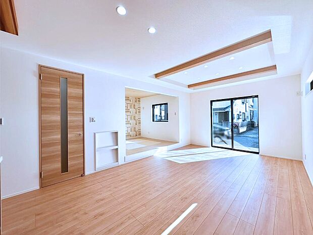 大きな窓からたっぷりの陽光と風を感じられるリビング