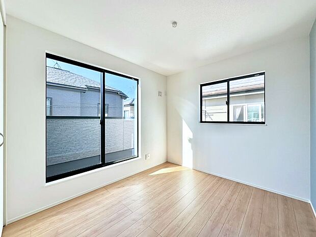 明るいバルコニーサイドに洋室を設置。目覚めの良い寝室に。