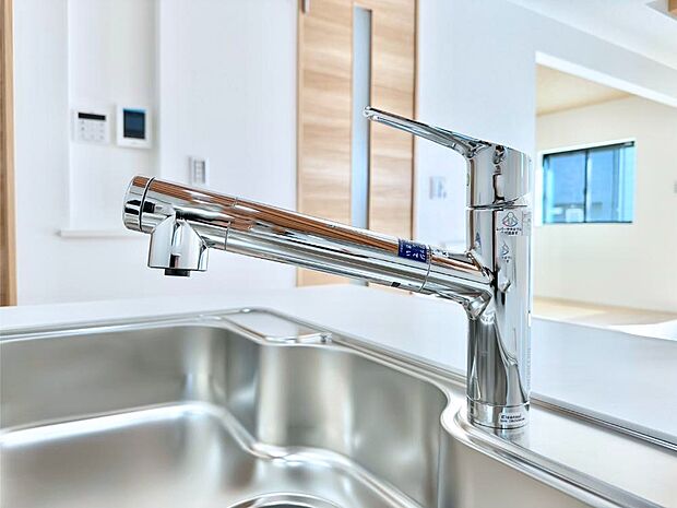 いつでも清潔なおいしいお水を。一つの水栓で水道水と浄水を使い分け。