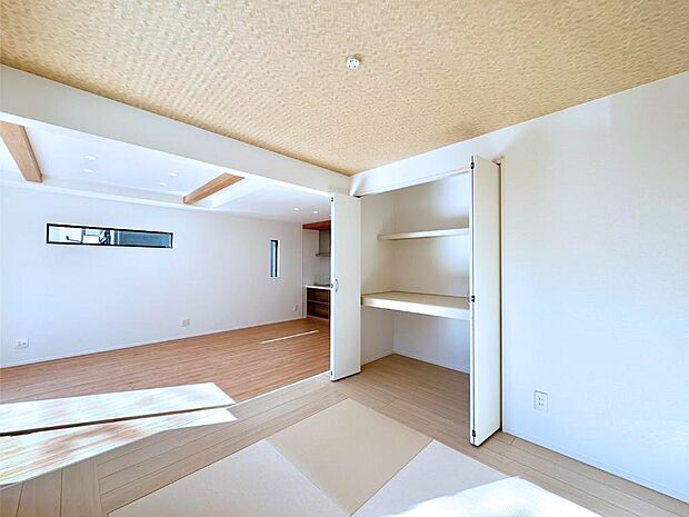 リビングと隣り合っている和室。ほっと一息できる和の空間も忘れずに。