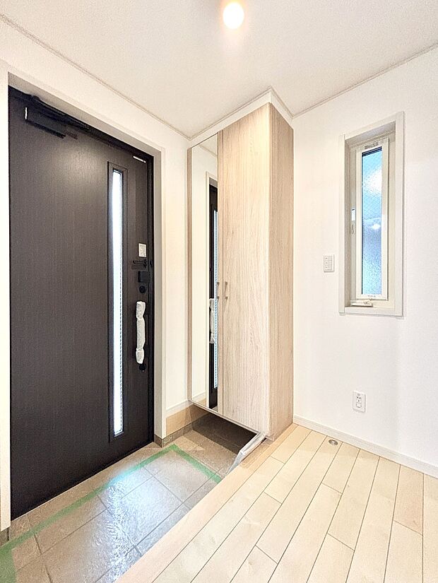 明るい玄関はお客様をお出迎えするのにぴったりです！ 