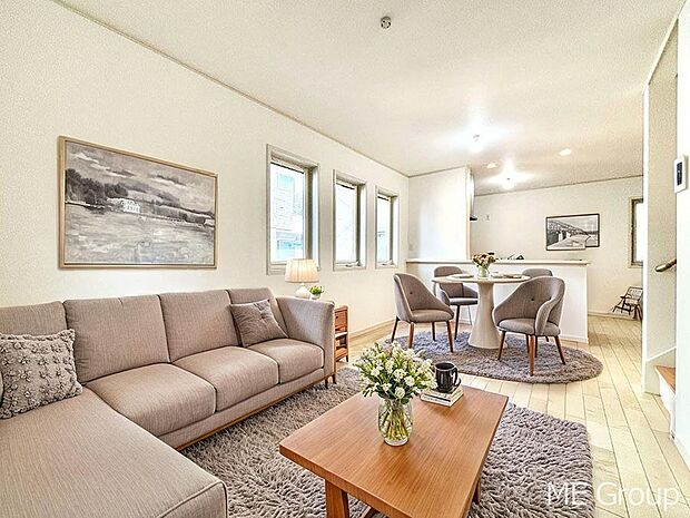 ご家族の賑やかな話し声で包まれる明るいリビング  ※家具はCGです