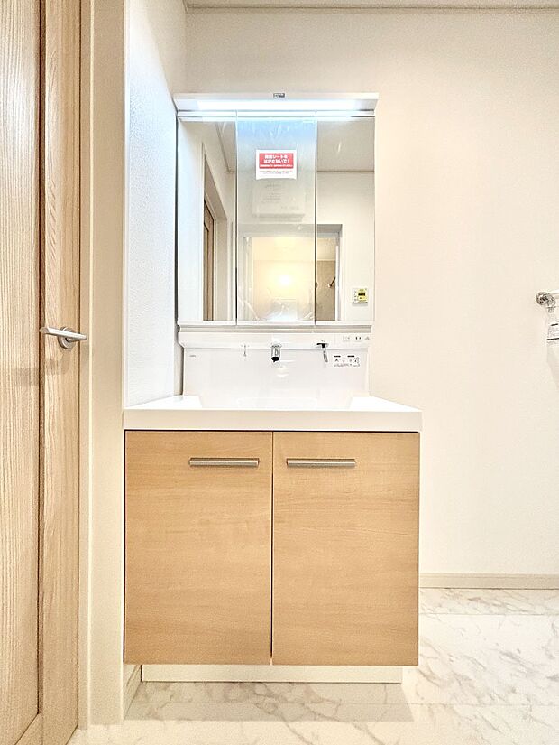 大きく見やすい三面鏡で清潔感ある洗面台は、身だしなみチェックや肌のお手入れにおすすめです。 