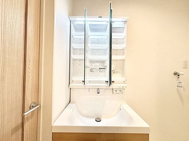 三面鏡の裏に、化粧品や衛生用品などを収納可能。洗面台をすっきりと保ちます!