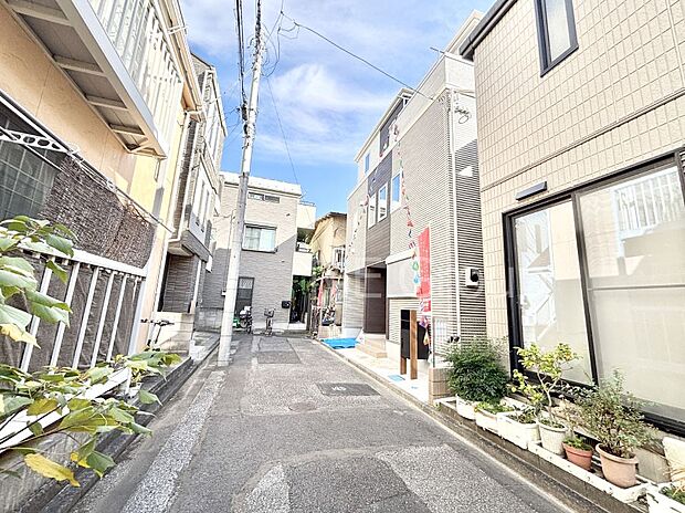 前面道路はきちんと整備されています  