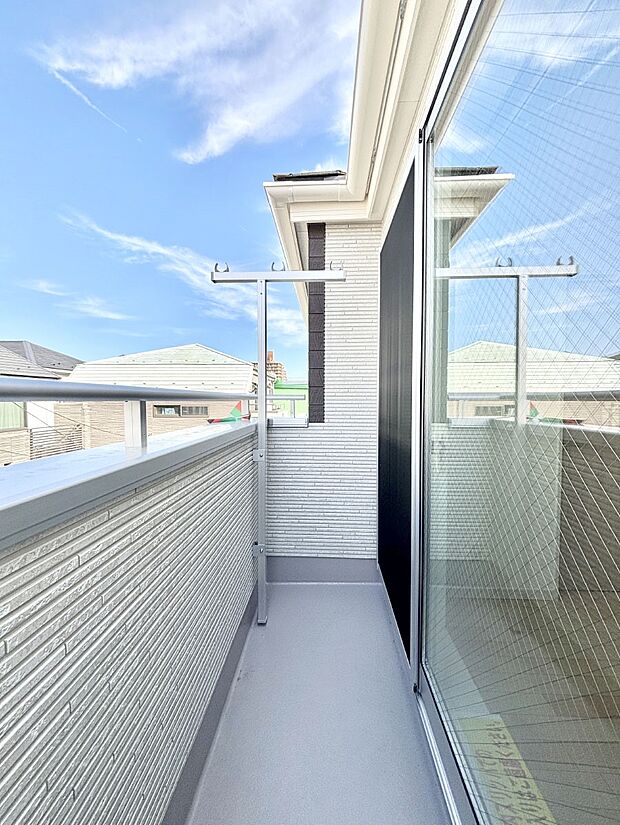 暖かな陽光が降り注ぐバルコニーはお洗濯におすすめ。爽やかな風も心地よいです。