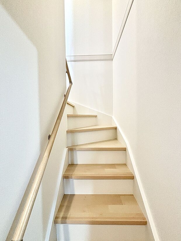 安全性を考慮し階段には手すりを設置しています