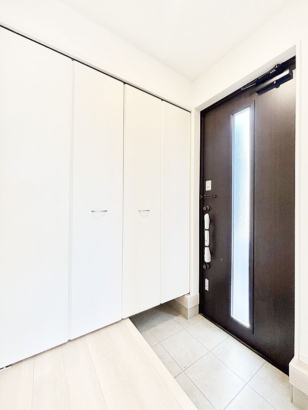 ご家族やお客様を気持ちよくお出迎え！明るい陽光が入り込む玄関。