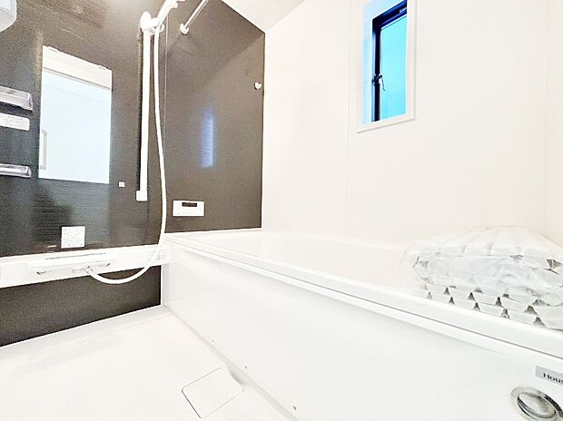 落ち着きのあるダークカラーを基調にしたバスルームで1日の疲れをリフレッシュ!