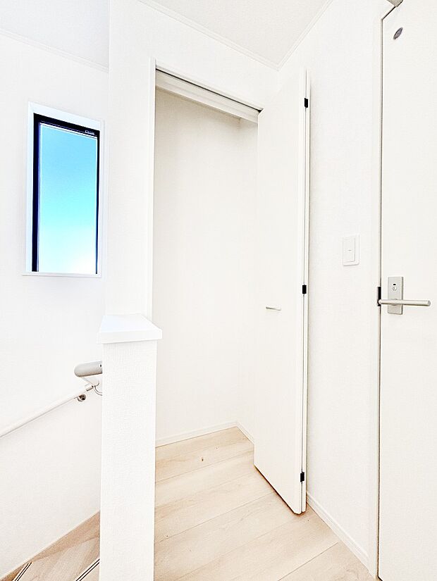 2階廊下収納。掃除用品や日用品のストックなどを収納できます。　