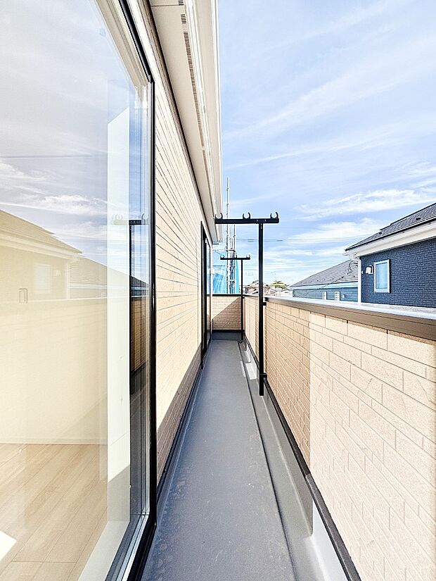 暖かな陽光が降り注ぐバルコニーはお洗濯におすすめ。爽やかな風も心地よいです。 