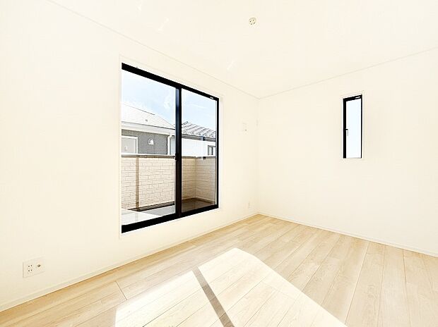 バルコニーが明るさと開放感を演出!朝スッキリと目覚められそうですね!