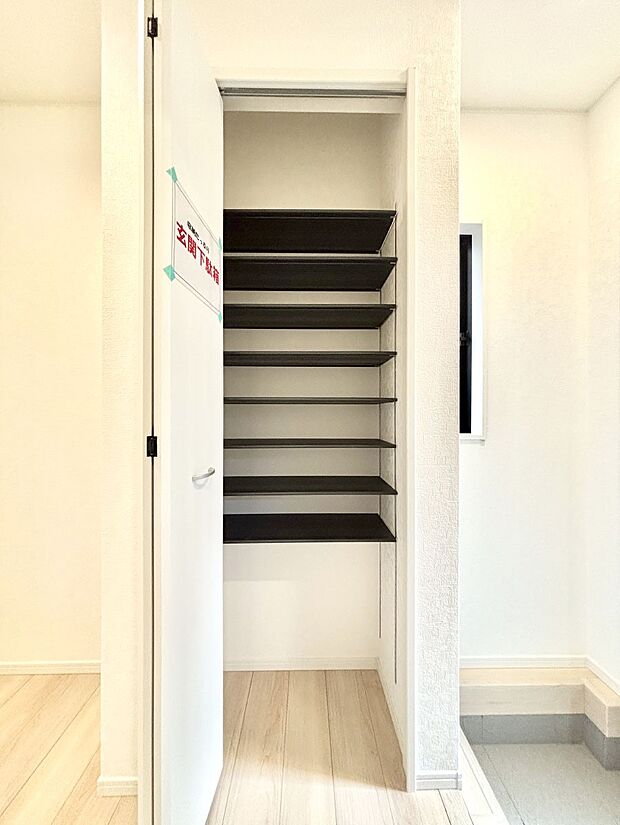 たっぷり収納できるシューズボックスで家族全員の靴も、玄関すっきり。  