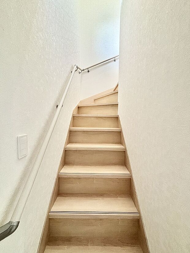 安全性を考慮し階段には手すりを設置しています