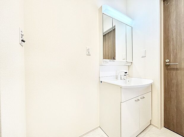 清潔感のある快適空間です。毎日の身支度も気持ち良くお使い頂けます。 