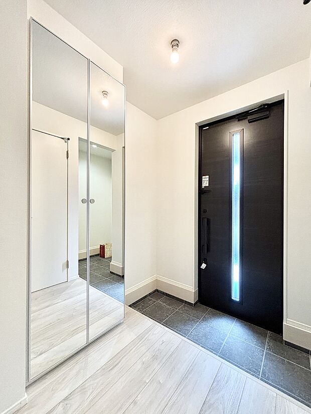 明るい玄関はお客様をお出迎えするのにぴったりです！ 