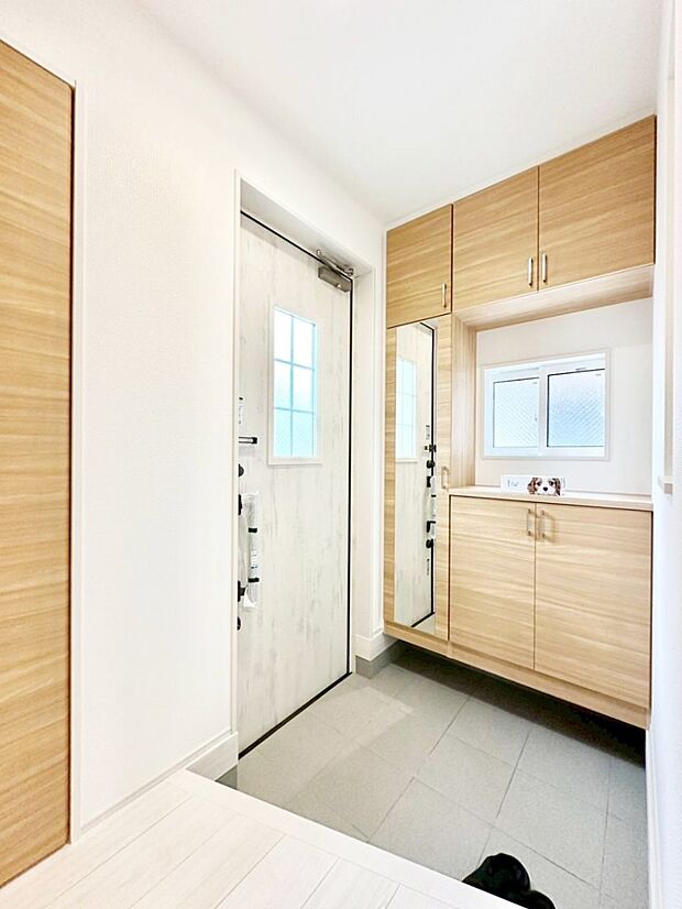 下駄箱はご家族の写真や季節のインテリアで飾り棚として演出できます